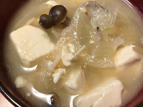 生姜入り☆豆腐、きのこ、玉ねぎの味噌汁